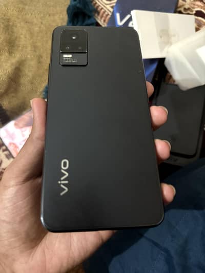 vivo v21e 8/128 condition is good with boss but without charger