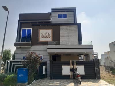 FULLY FURNISHED HOUSE FACING PARK 8 MARLA HOUSE AVAILABLE FOR IN PHASE ONE BAHRIA ORCHARD
