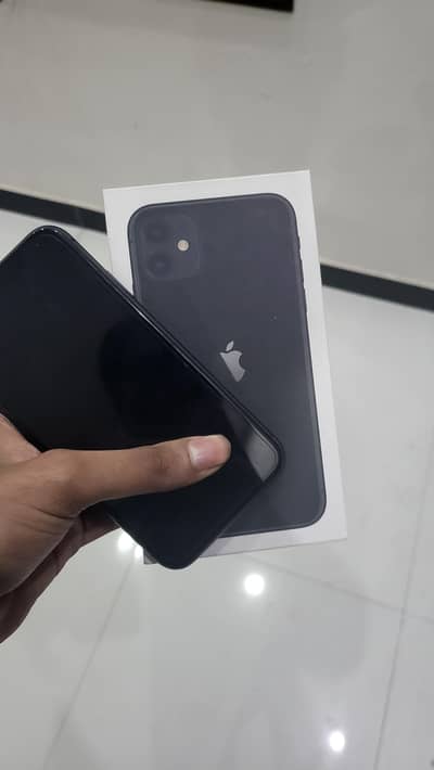 Selling Iphone 11 64gb with box n waterpack