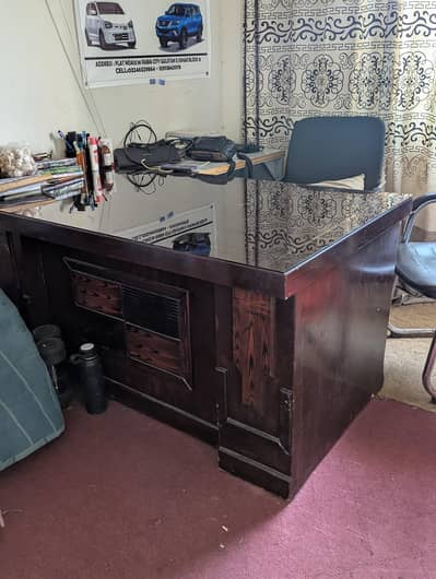 Boss Executive full size table  without chair.  with chair 3k (plus)