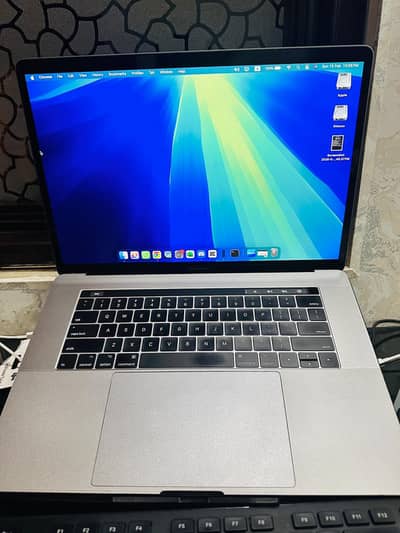 Macbook Pro 2017 15" (16GB Ram + 512 GB Storage)