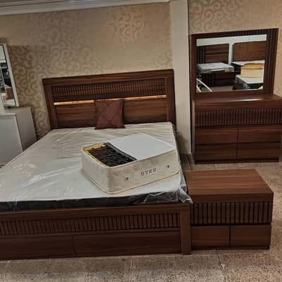 King Size Bed Pr Sell offer hai oder pr banwa ya bana hoa la