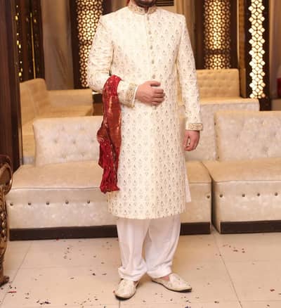 Just worn once for 4 hours only