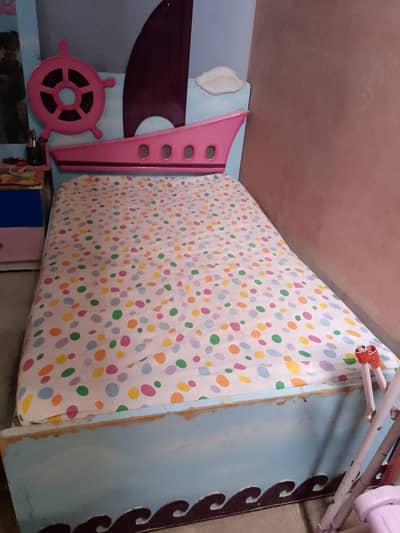 kids single bed, 3.5 by 6.5 with out mattress