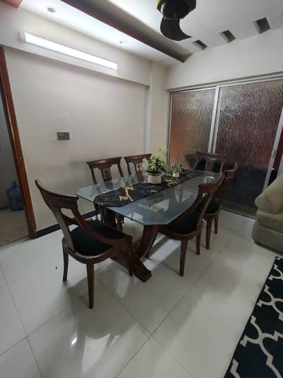 Solid shesham wood dining table with 6 chairs (2 chair defeated hai)