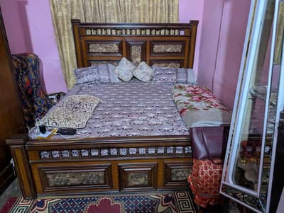 3 pcs bed room set orginal lasnai mai hai jo bhai interested hai conta