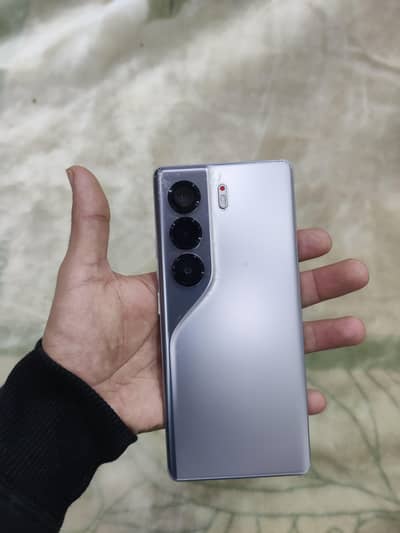 Tecno Camon 40 Pro 8+8 GB 256 GB