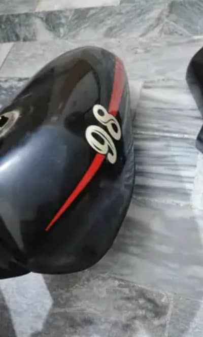 bike 125 two fule tank one set side cover  butt crack