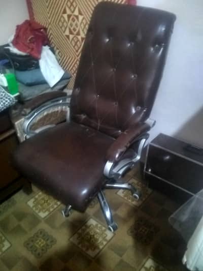 Revolving executive chair
