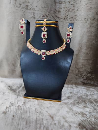 3 Jewellery sets Very Unique 1k Gold mein hain