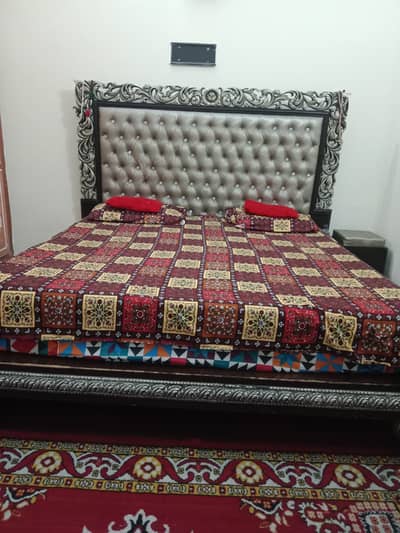 Dehar wood bed