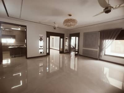 1 KANAL BEAUTIFUL HOUSE FOR SALE WITH BASEMENT DHA PHASE 5