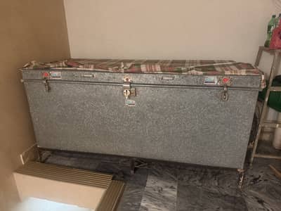 Payti with stand for sale.