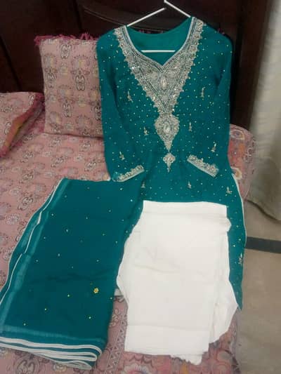 All dress used by only 1 time . Good condition