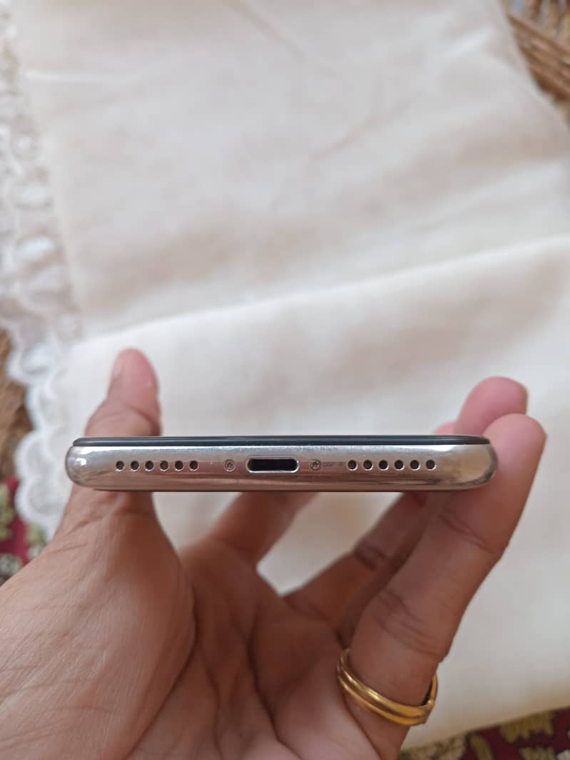 Apple iPhone X 4