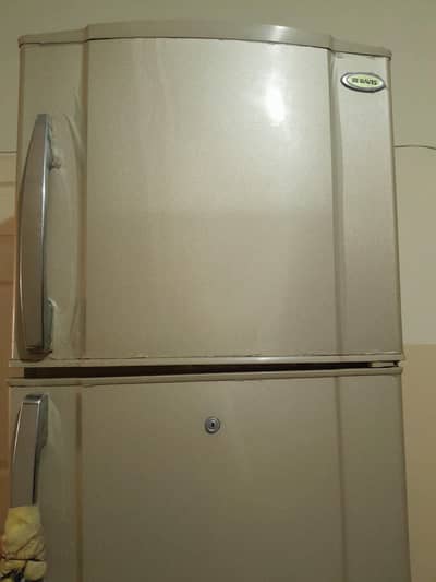 It has both fridge and freezer compartments. It is of large size.