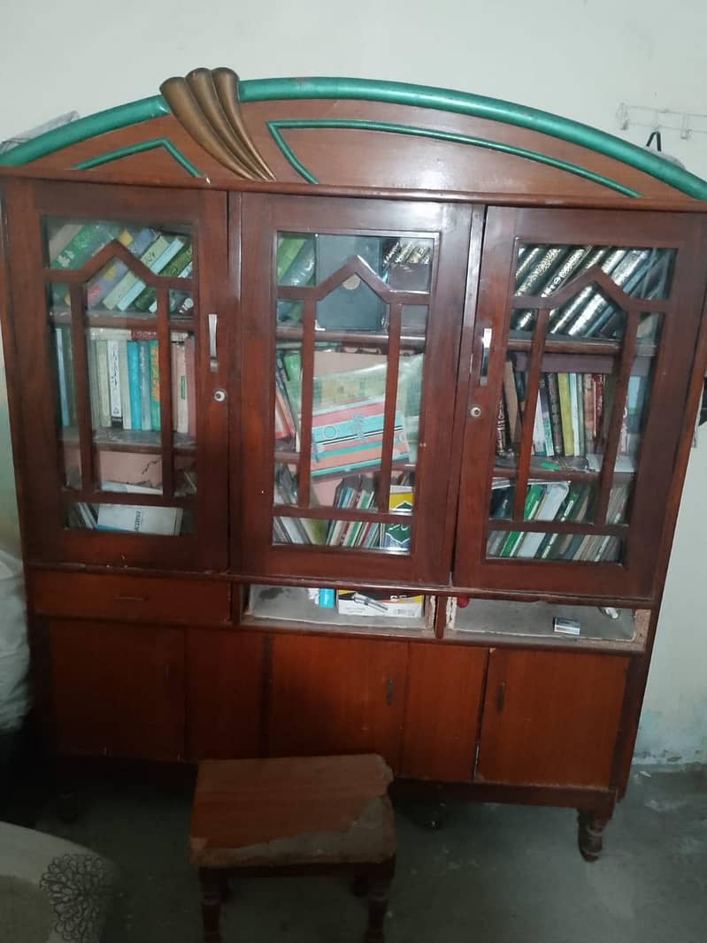 دو عدد کرسی ایک عدد میز اور ایک عدد شو کیس 0