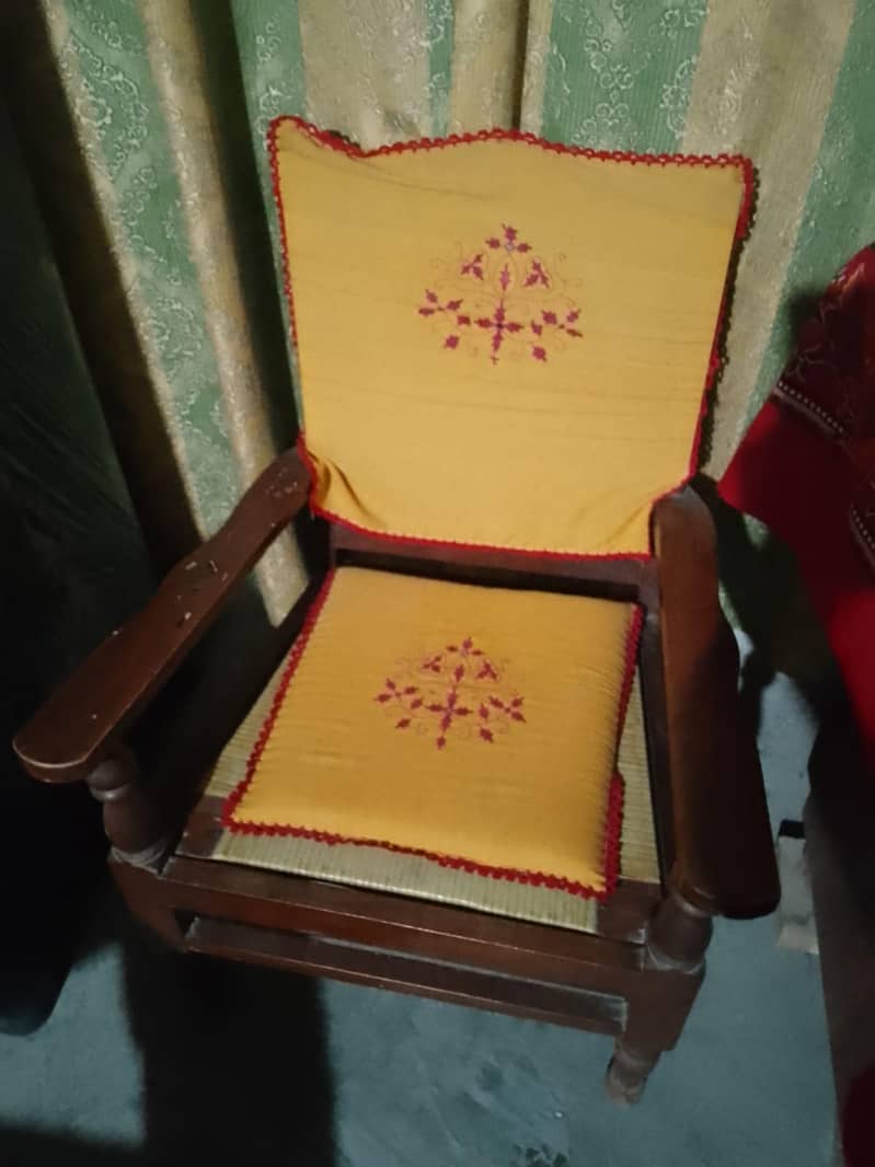 دو عدد کرسی ایک عدد میز اور ایک عدد شو کیس 1