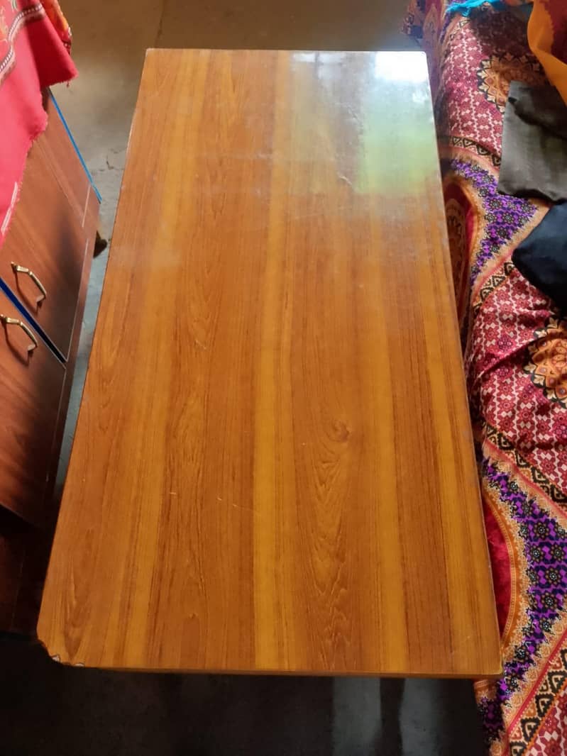 دو عدد کرسی ایک عدد میز اور ایک عدد شو کیس 2