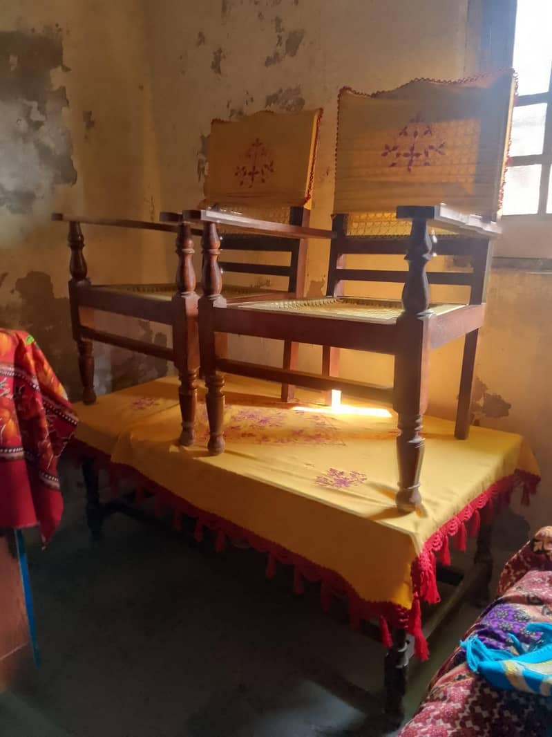 دو عدد کرسی ایک عدد میز اور ایک عدد شو کیس 3