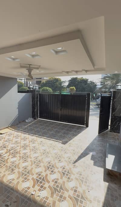 8 MARLA PRIME LOCATION HOUSE FOR RENT