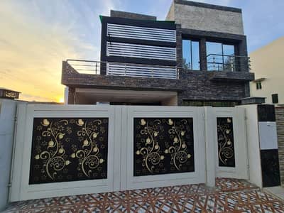 Owner Build 10-Marla House in Bahria Town Lahore