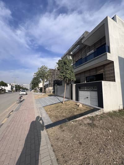 The most beautiful 8 Marla Luxury House for sale in Faisal town Islamabad   *Prime Location:*  - Close proximity to schools, parks, markaz, and masjid - Easy access to major highways