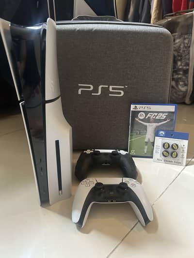 PS5 Slim 1TB + 2 controllers + Travel case
