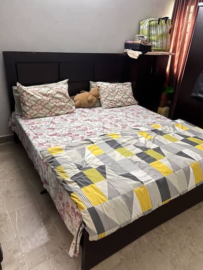 King bed without mattress