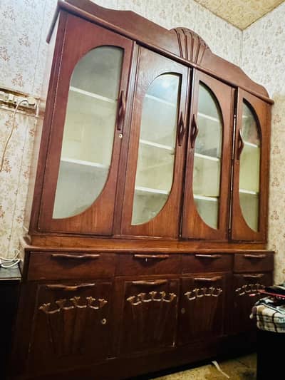 Showcase like new for Crockery and other items