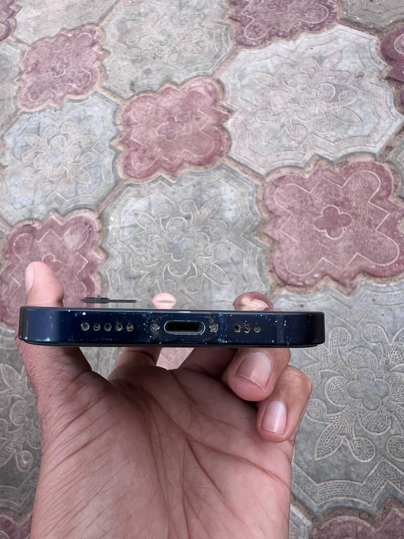 Apple iPhone 12 4