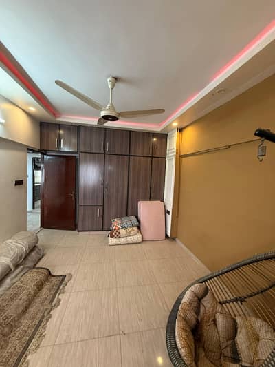 Well Maintained 3 Bed Dd (5 Rooms) Leased, West Open &Amp; Main 200 Ft Road Facing Apartment On 1300 Sq Fts And On 2nd Floor In DECENT ARCADE Block 7 Gulistan-E-Jauhar Near Main University Road