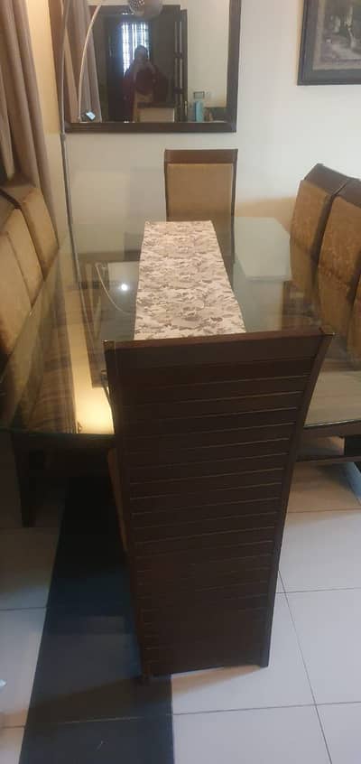 dinning table with 8 chairs for sale in best condition