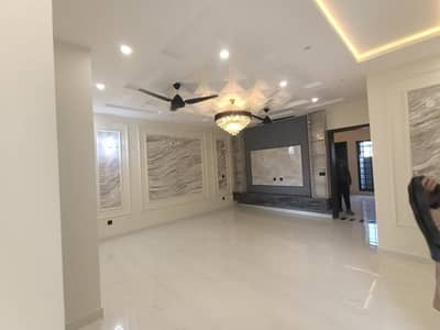 PRIME LOCATION 10 MARLA BRAND NEW HOUSE