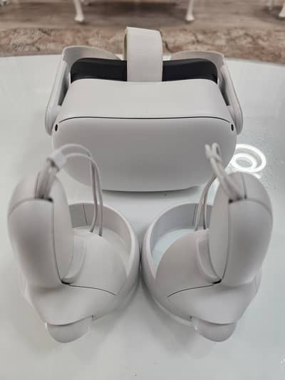 Oculus Quest 2 (64GB) - Very Good Condition + Like NEW controllers!