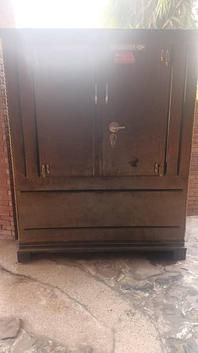 A king size steel Almirah very little used just like new for sale