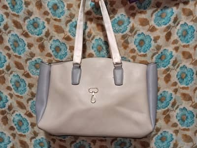 Chic Tri-Color Structured Tote Bag with Luxury Gold-Tone Hardware