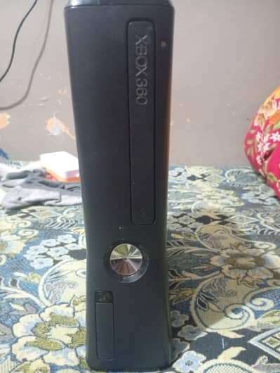 Xbox 360 slim with 100 games