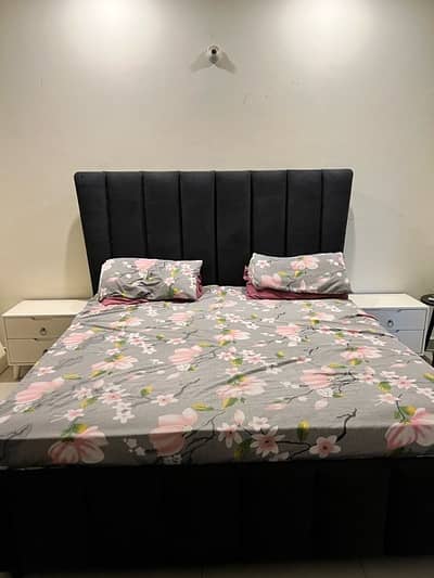 luxury king size bedset with sidetables