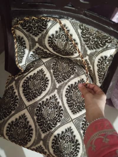 new condition bus thori si chair ki rasi utari hoi h Baki lakri b achi