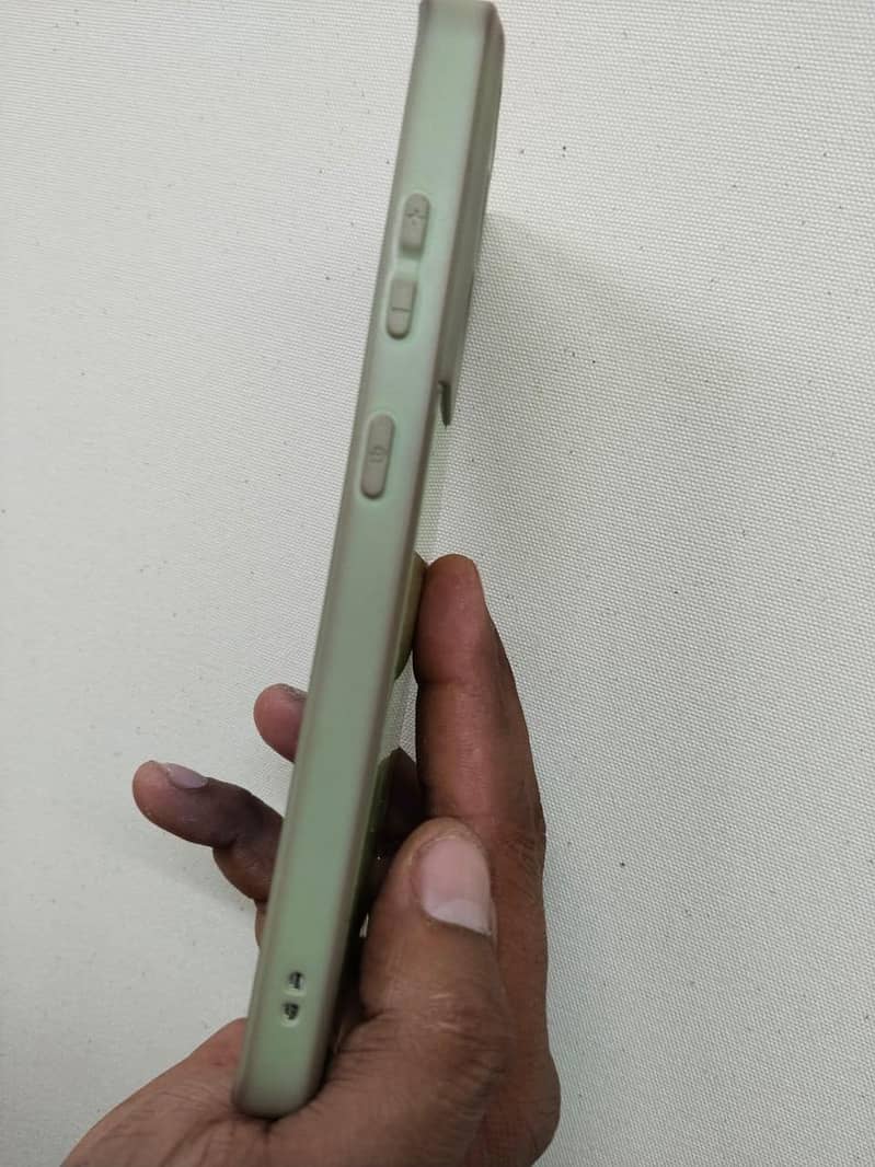 فرنٹ کیمرے میں ڈستا ہے باقی موبائل اپ کے سامنے ہے بیک ڈیمج ہے 1