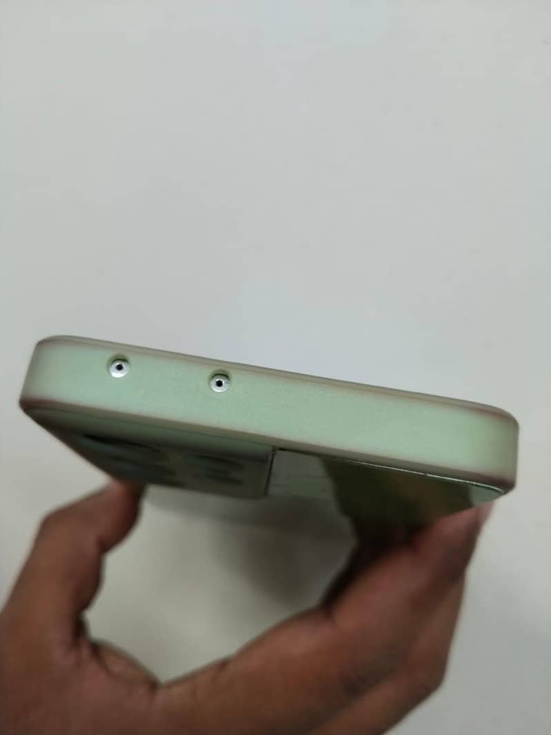 فرنٹ کیمرے میں ڈستا ہے باقی موبائل اپ کے سامنے ہے بیک ڈیمج ہے 2