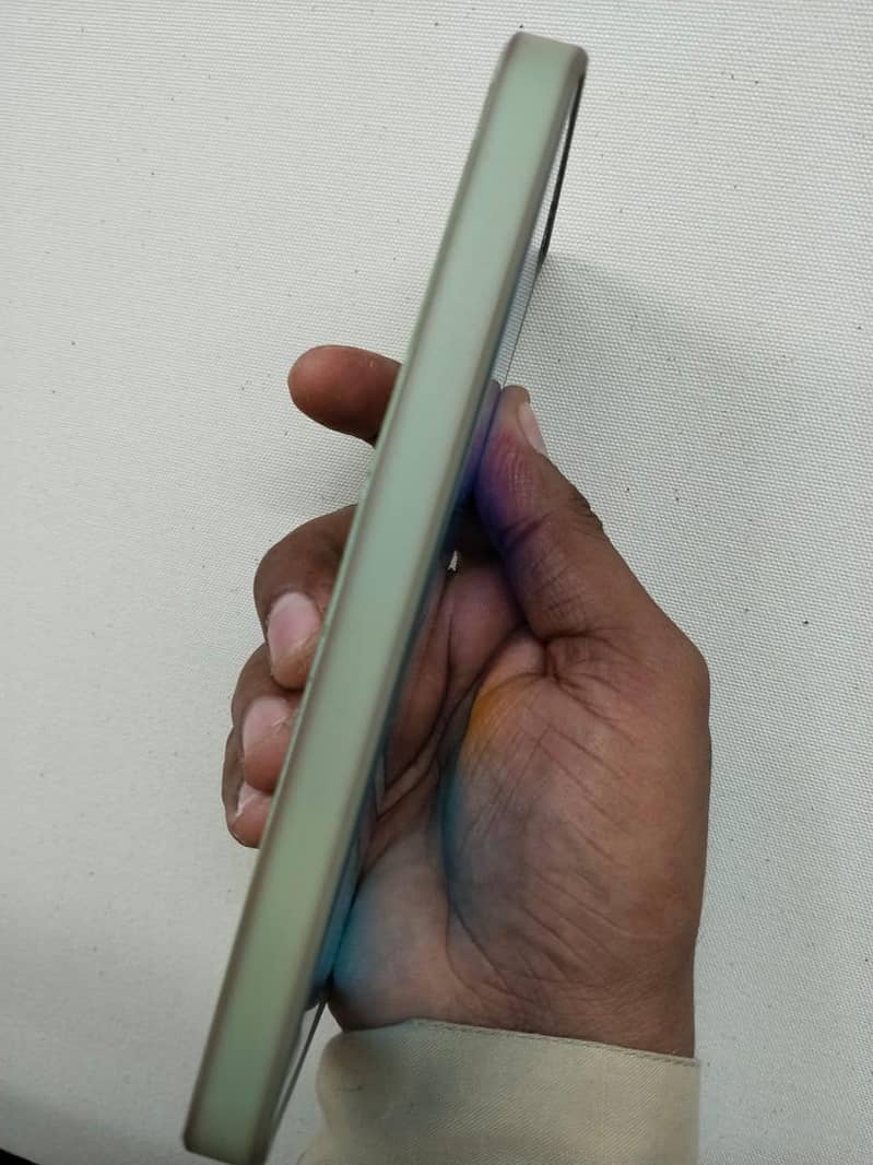 فرنٹ کیمرے میں ڈستا ہے باقی موبائل اپ کے سامنے ہے بیک ڈیمج ہے 3