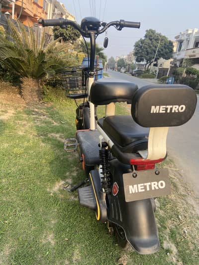 Metro electric scooter only one month used almost brand new condition