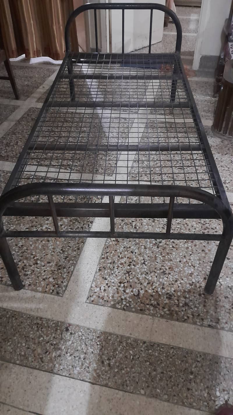 سنگل بیڈ لوہے کی چرپائی برائے فروخت بہترین کنڈیشن میں موجود ہے 0