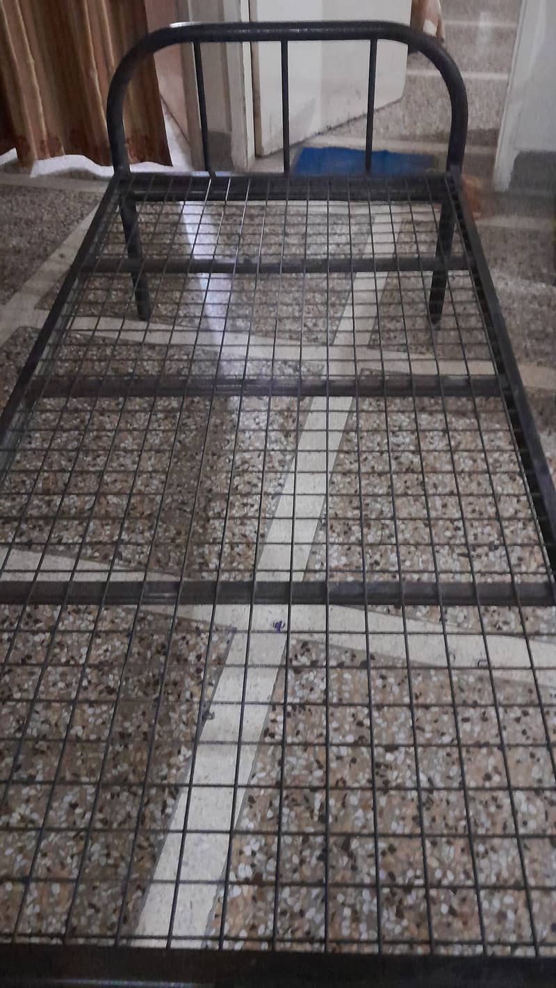 سنگل بیڈ لوہے کی چرپائی برائے فروخت بہترین کنڈیشن میں موجود ہے 2