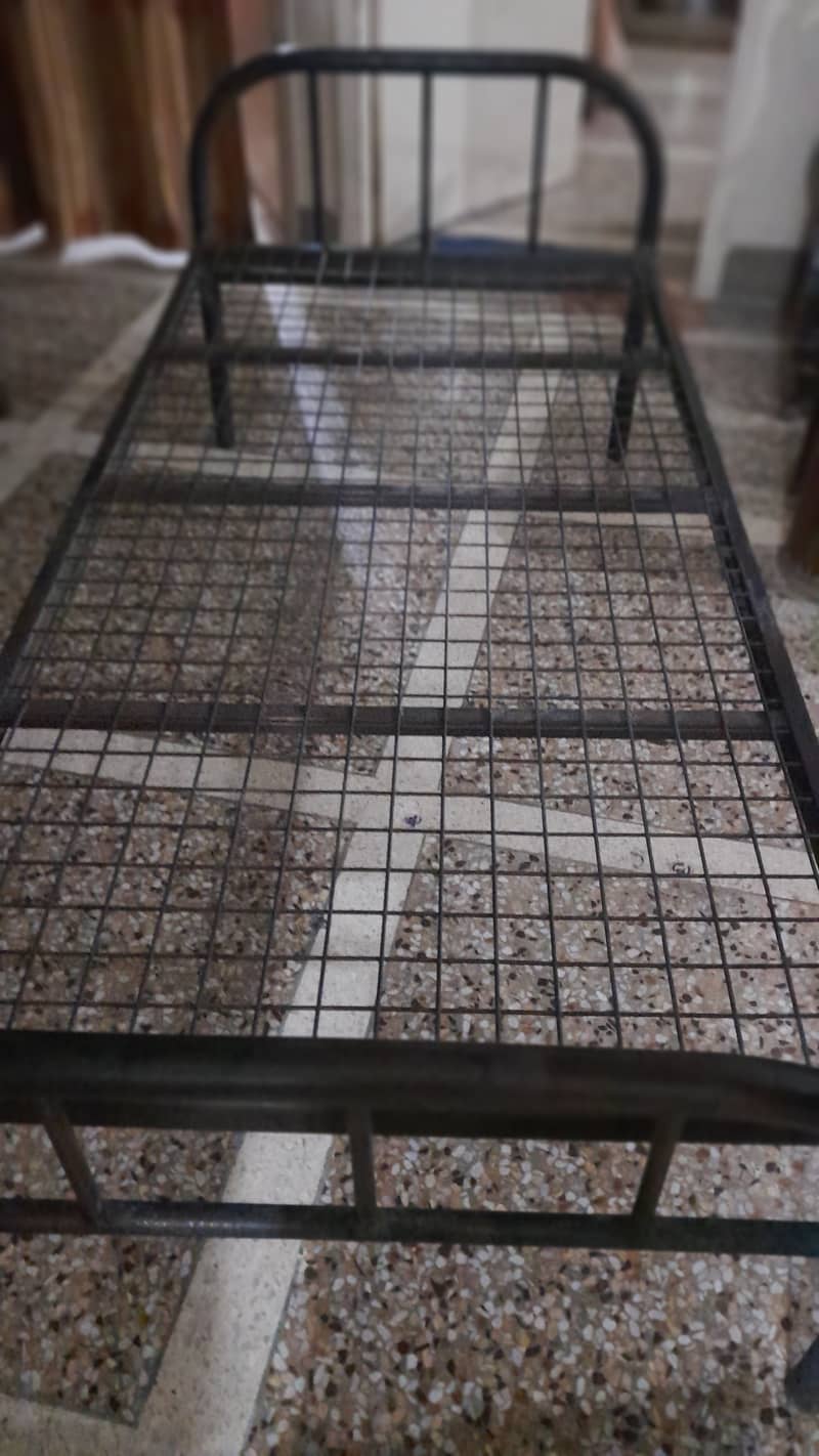 سنگل بیڈ لوہے کی چرپائی برائے فروخت بہترین کنڈیشن میں موجود ہے 4