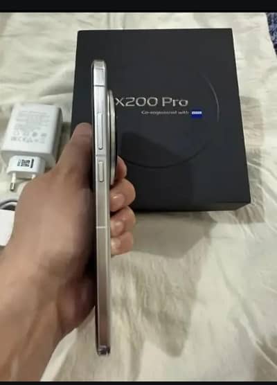 Vivo x 200 pro 8 month warnty like brand new offical pta approved