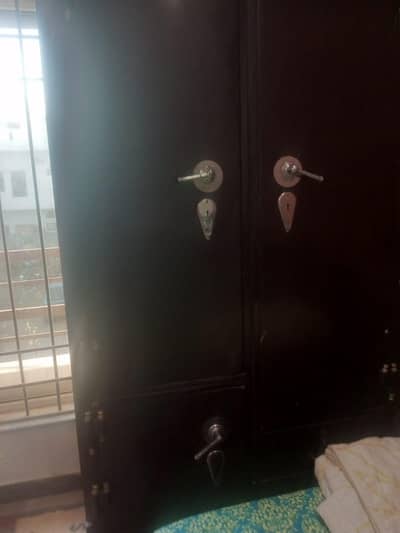 Heavy weight Almari.