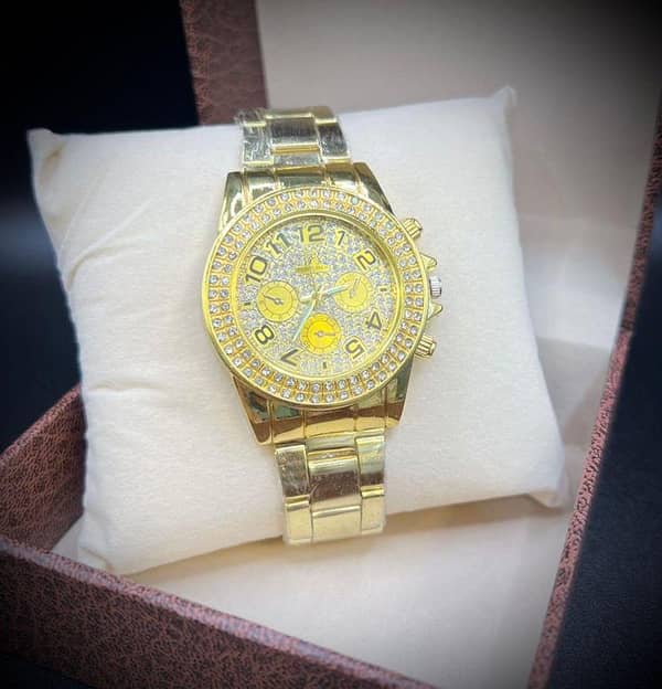 Luxury Rhinestone Ladies Watch with Gypsophila Quartz Movement, Alloy Strap and Crystal Design